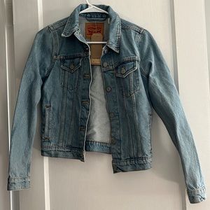Light wash Levi’s jean jacket. Size xs. Never worn/new with tags.